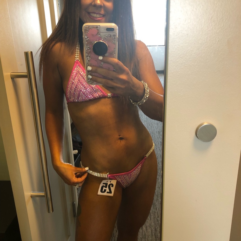 Pink competition bikini, XS top and bottoms - Picture 4 of 4